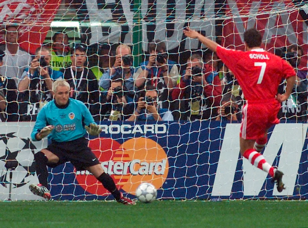 Bayern-Fans dürften Santiago Cañizares (hier 31) aus dem Champions-League-Finale 2001 kennen, als er für Valencia Mehmet Scholls (hier 30) Elfer hielt – am Ende siegten trotzdem die Münchner