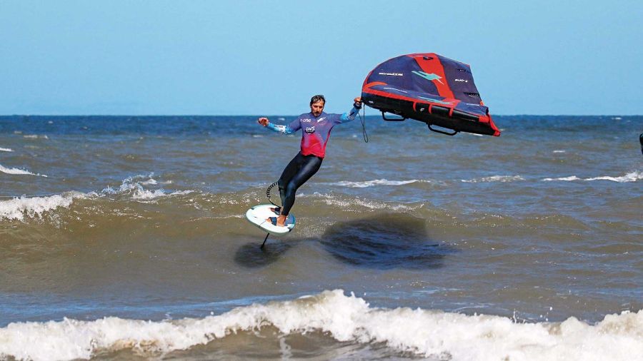 Kitesurfing