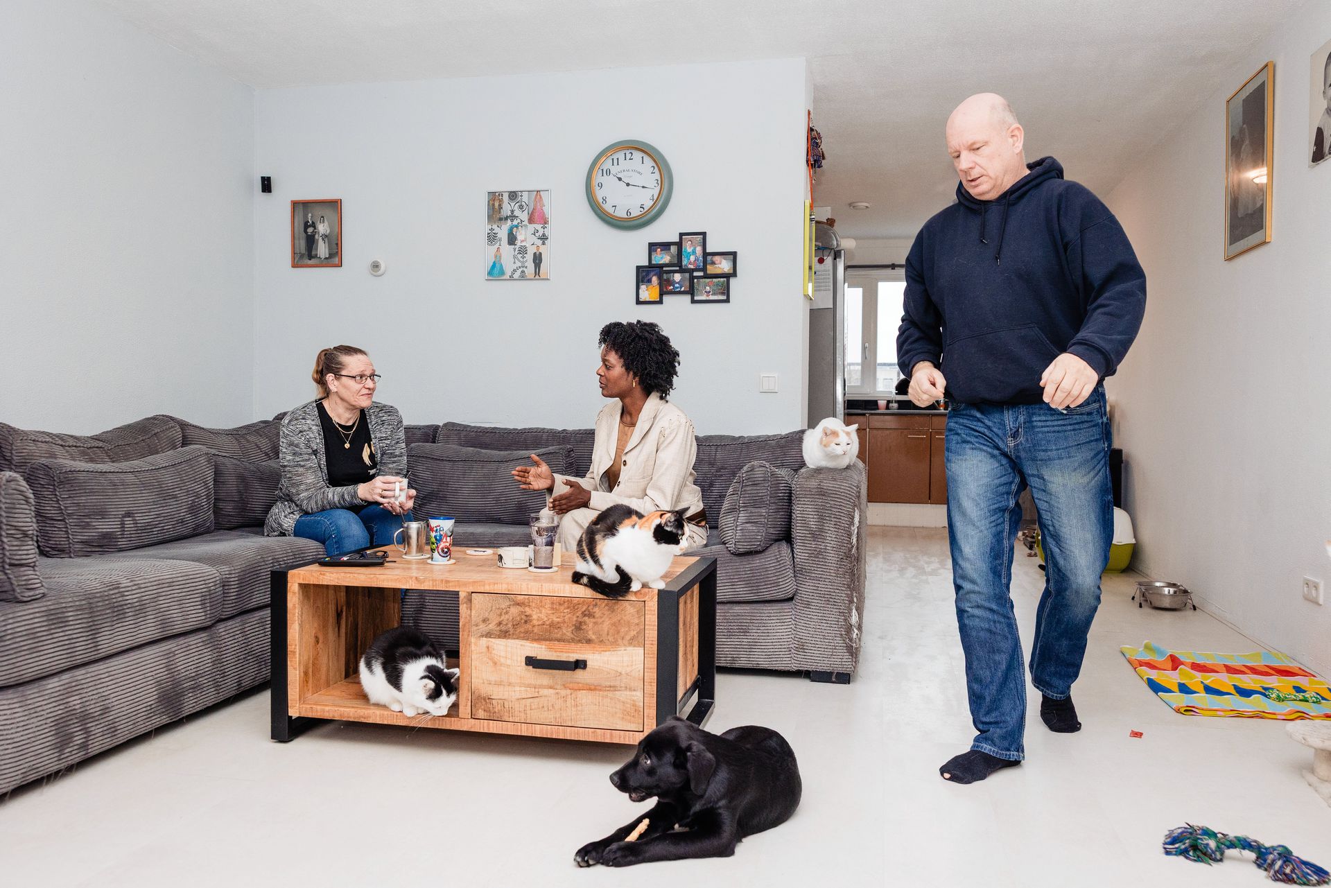 Behavioral expert Vanessa Leerdam with Max's parents.  