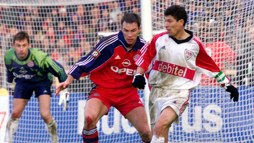 Patrik Andersson (Mitte) 2000 im Bayern-Trikot