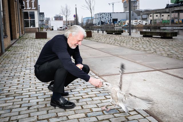 René van Geer feeds cheese to Guus Meeuwis.