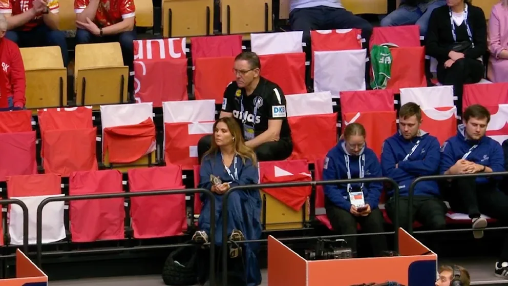 Alfred Gíslason (66) schaut das Halbfinale zwischen Dänemark und Island