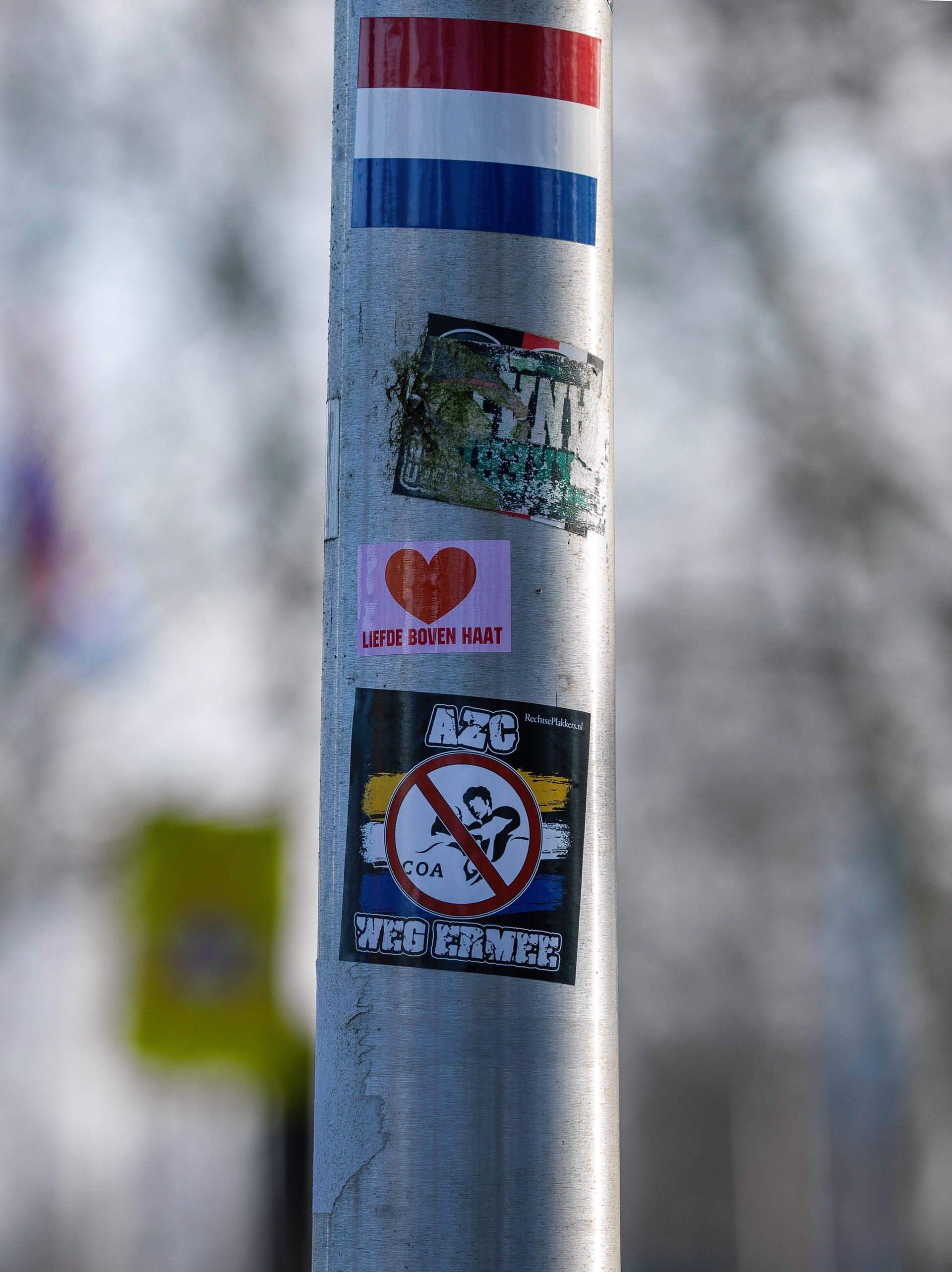 Anti-azc symbols and stickers are visible on a lamppost in Nieuw-Lekkerland.