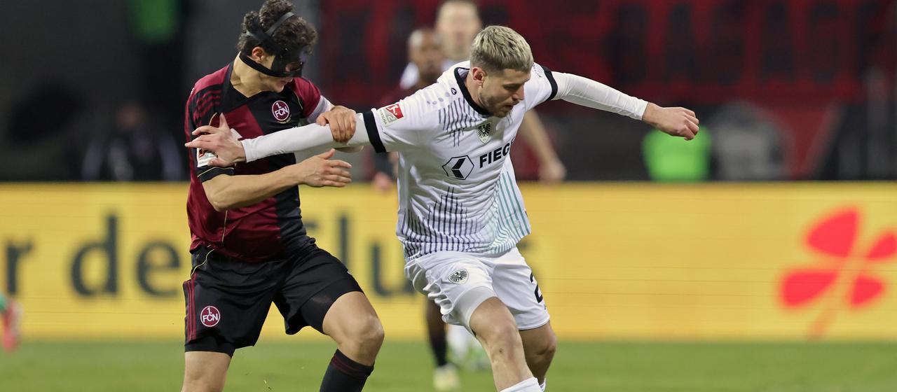 Fabio Gruber in a duel with Imad Rondic