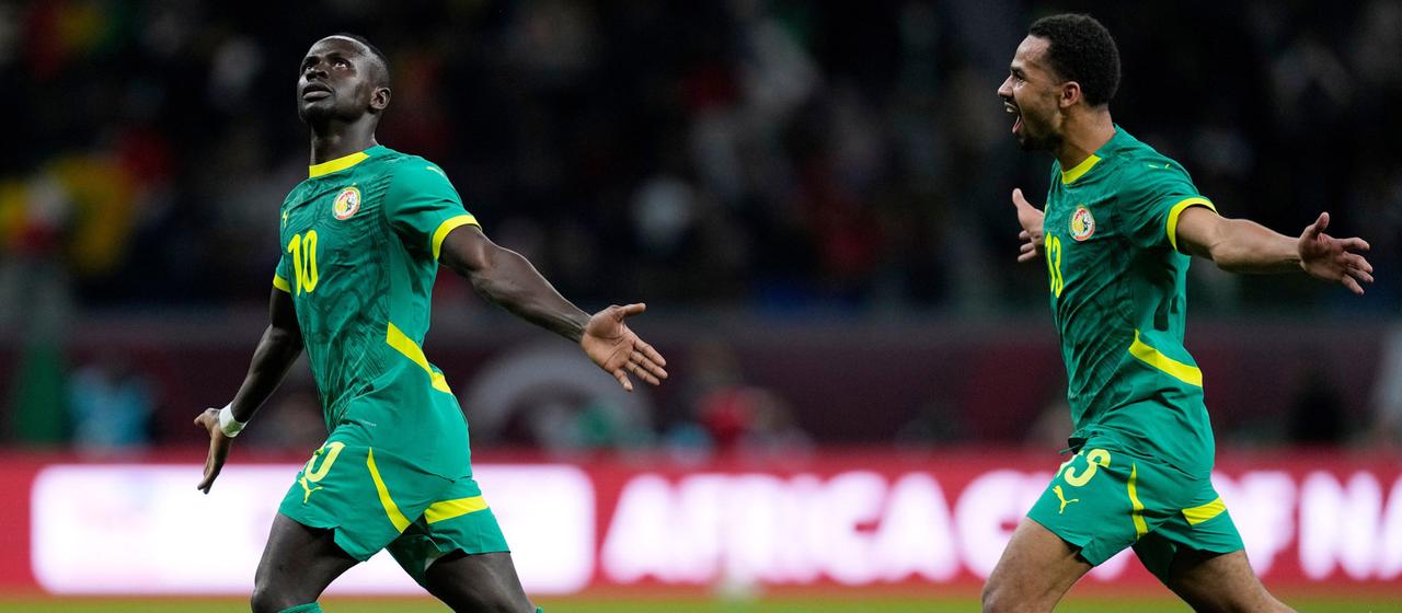 Senegal's Sadio Mane (l.) celebrates his winning goal in the semi-finals of the Africa Cup