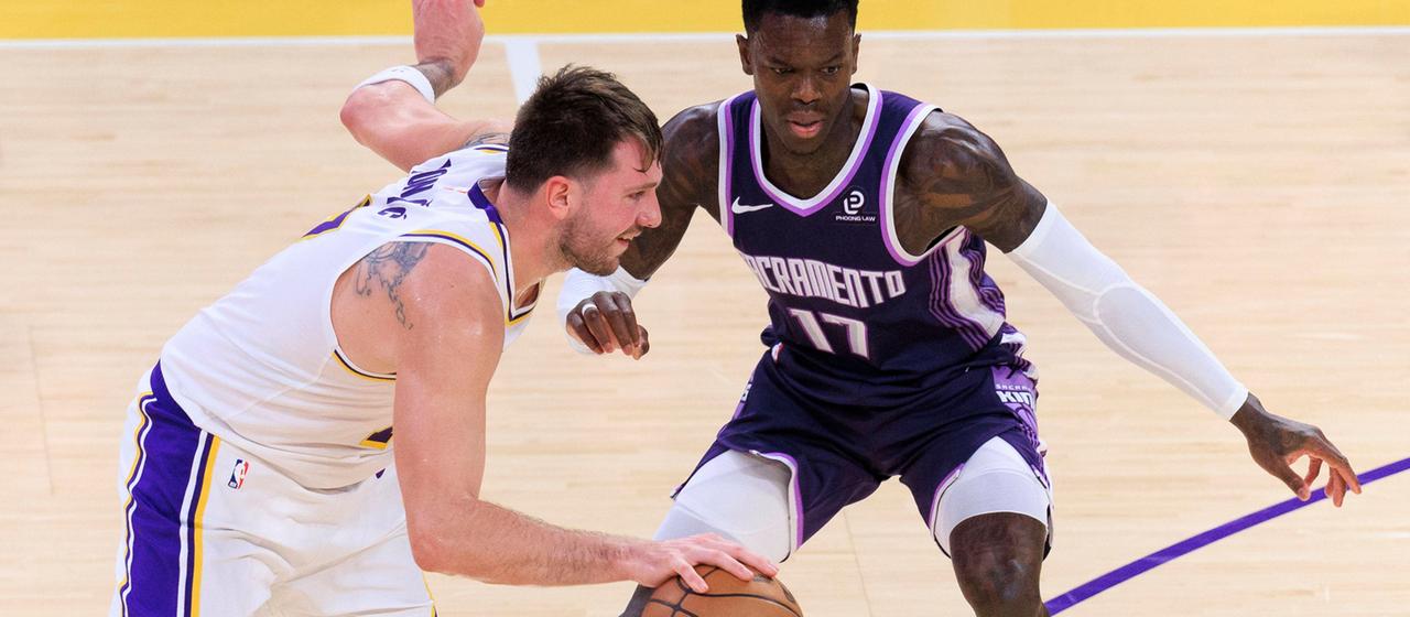 Luka Doncic (l.) in a duel with Dennis Schröder (r.)