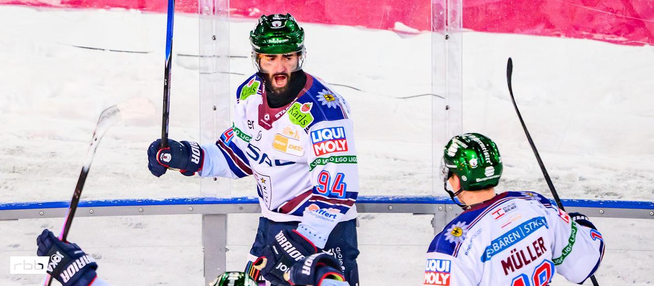 Liam Kirk from the Eisbären Berlin celebrating the goal (Source: picture alliance/dpa | Robert Michael) 