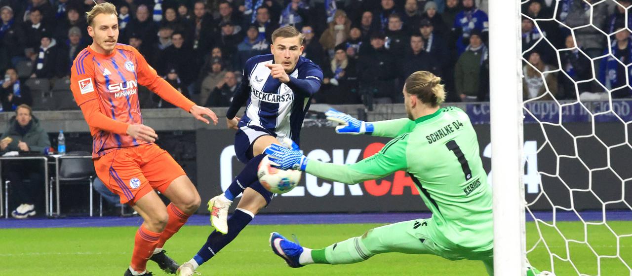Loris Karius parries against Hertha's Marten Winkler
