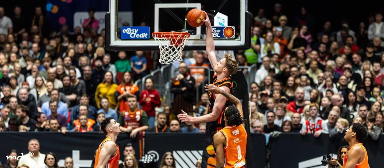 Lars Thiemann (RASTA Vechta 21) with a dunk