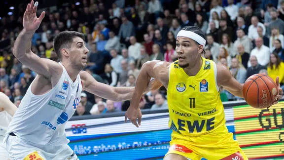 Oldenburg's Nicholas Tischler (r.) tries to get past Jure Planinic from MBC