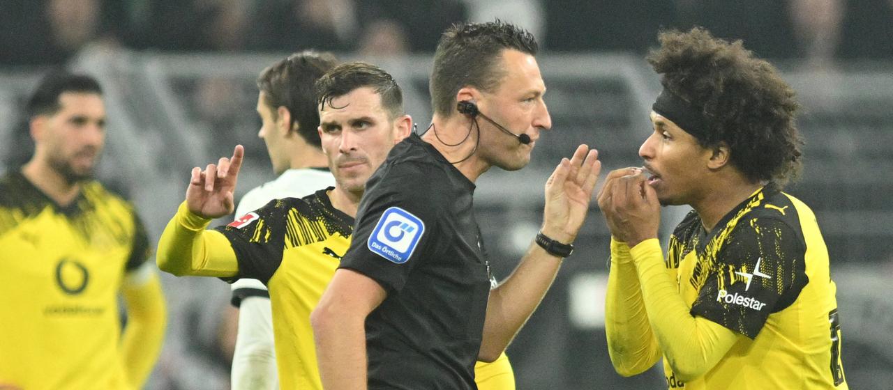Dortmund's Karim Adeyemi (r.) discusses with referee Sven Jablonski