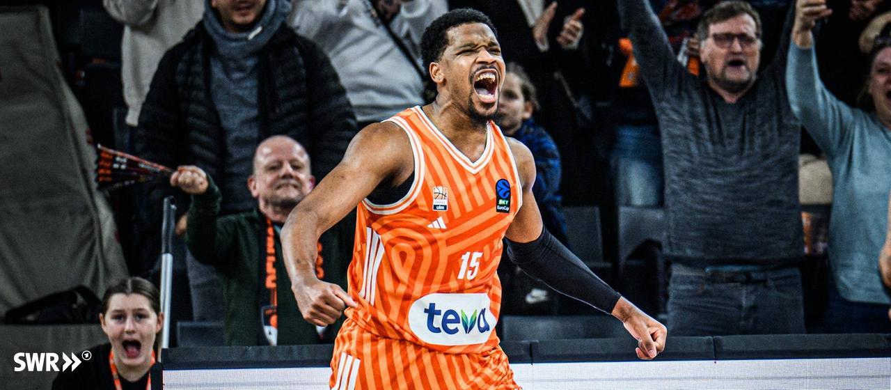 Justin Simon (ratiopharm ulm) celebrates his dunking in the Eurocup against the Chemnitz Niners.