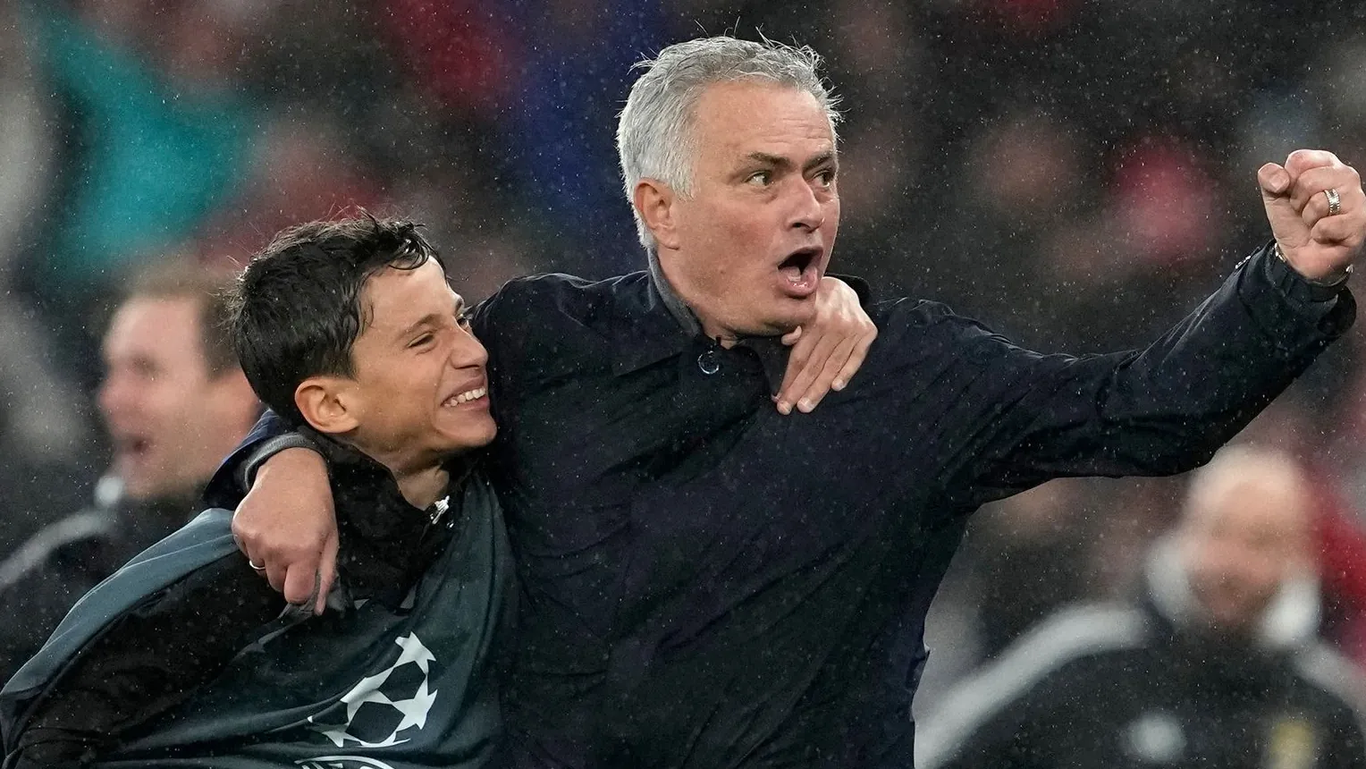 José Mourinho (r.): He shared his joy with a ball boy. José Mourinho (r.): He shared his joy with a ball boy.