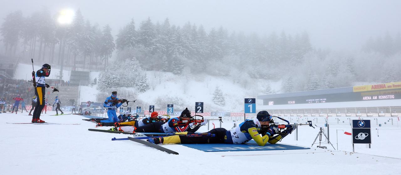 Wintry, foggy conditions at the Biathlon World Cup in Oberhog