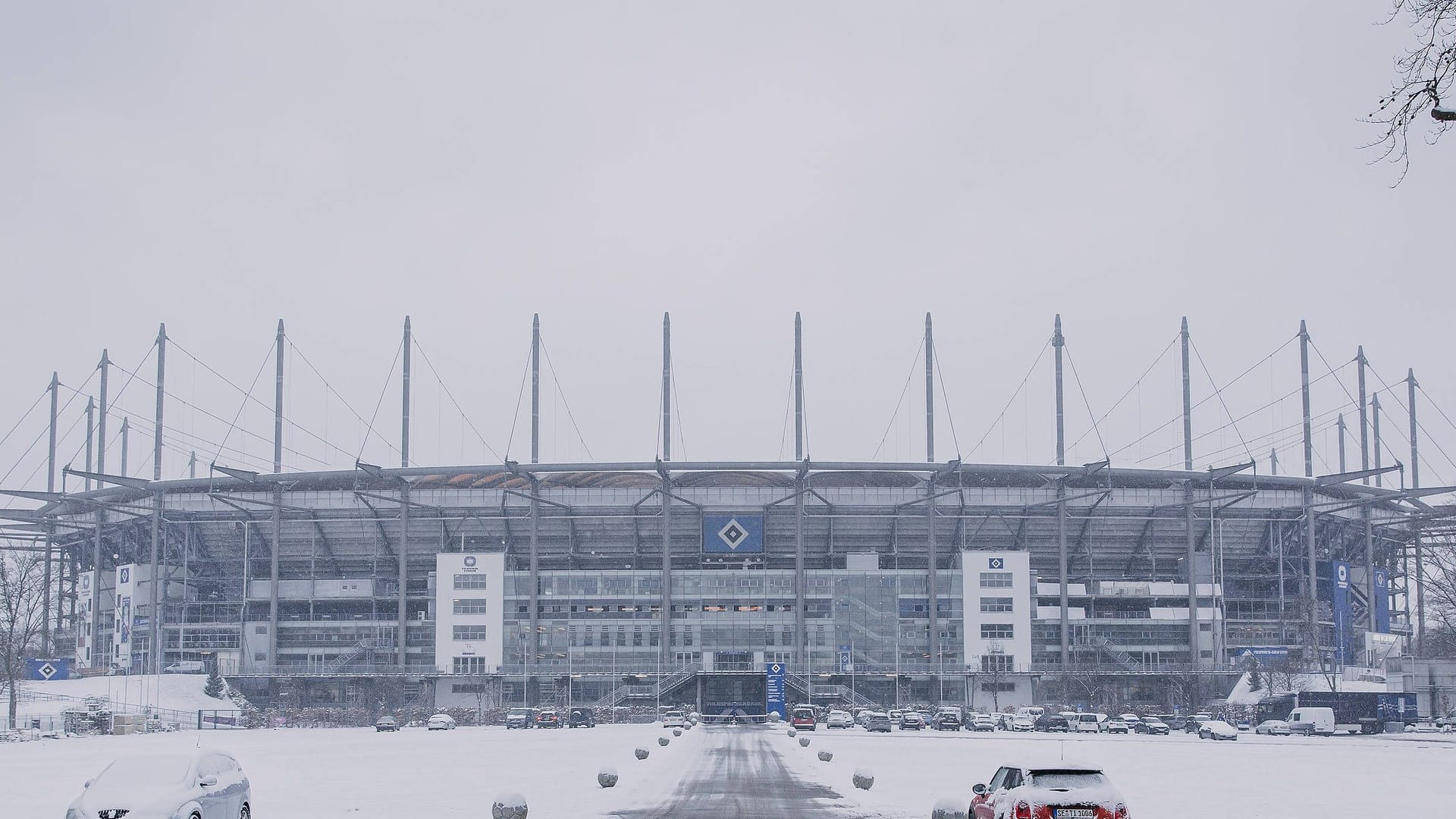 The snow-covered Volksparkstadion (archive photo): Due to the weather there will be no parking spaces available at HSV on Tuesday evening.