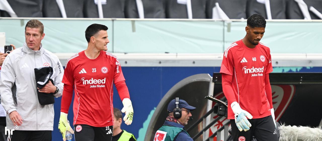 Frankfurt's goalkeeper Kaua Santos (r) and Michael Zetterer compete
