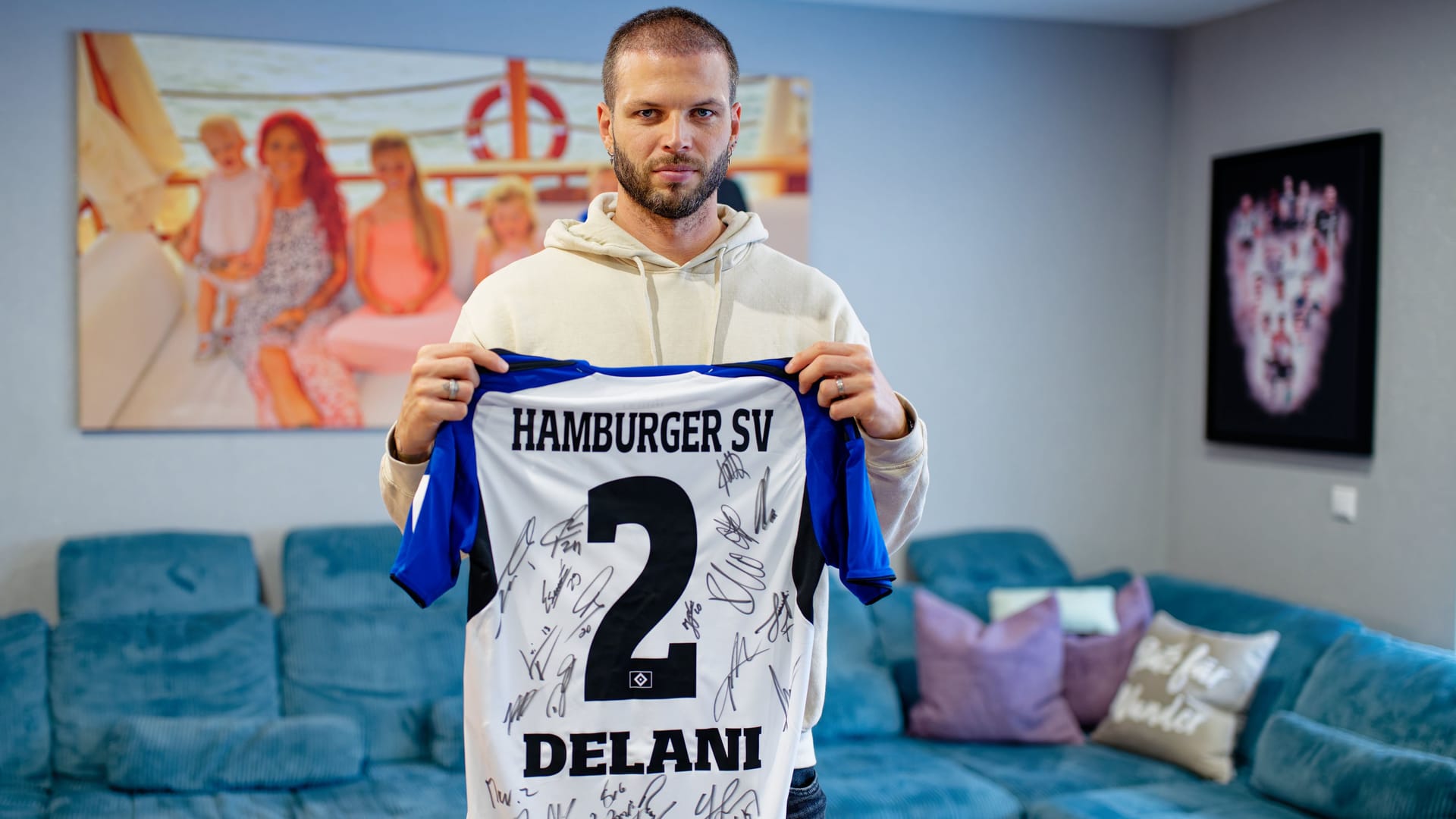 Dennis Diekmeier holds an HSV jersey with the name of his daughter Delani (archive photo): The 15-year-old won a jumping tournament.