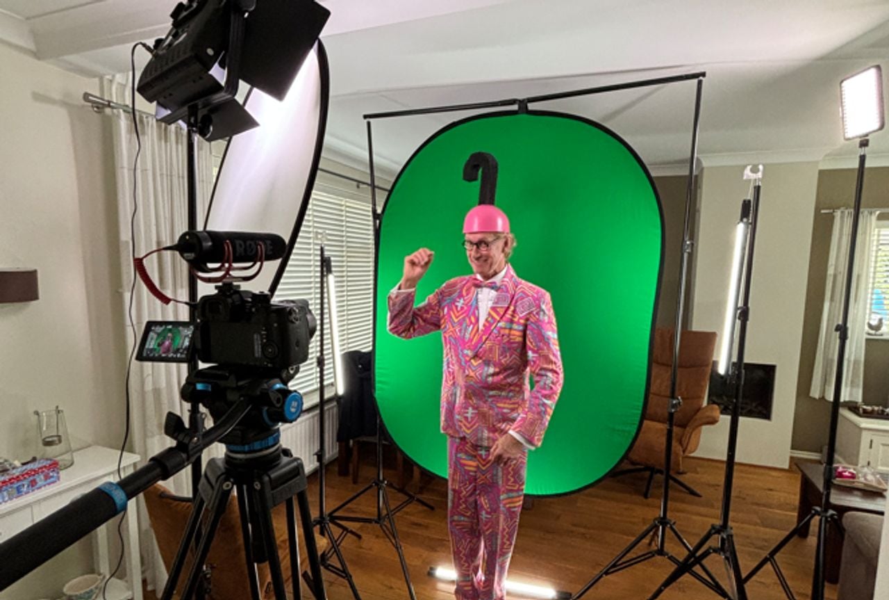Huub Hangop in his living room in front of the green screen (Photo: Joris Wijnen).
