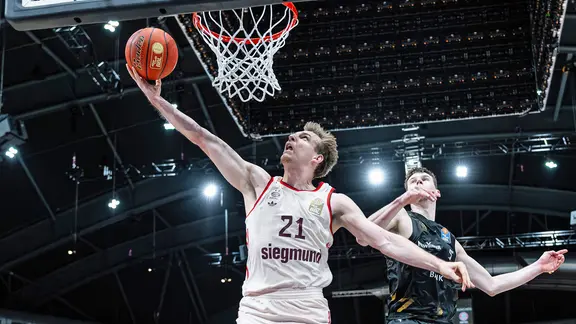 Justus Hollatz (FC Bayern Munich, left) against Braunschweig