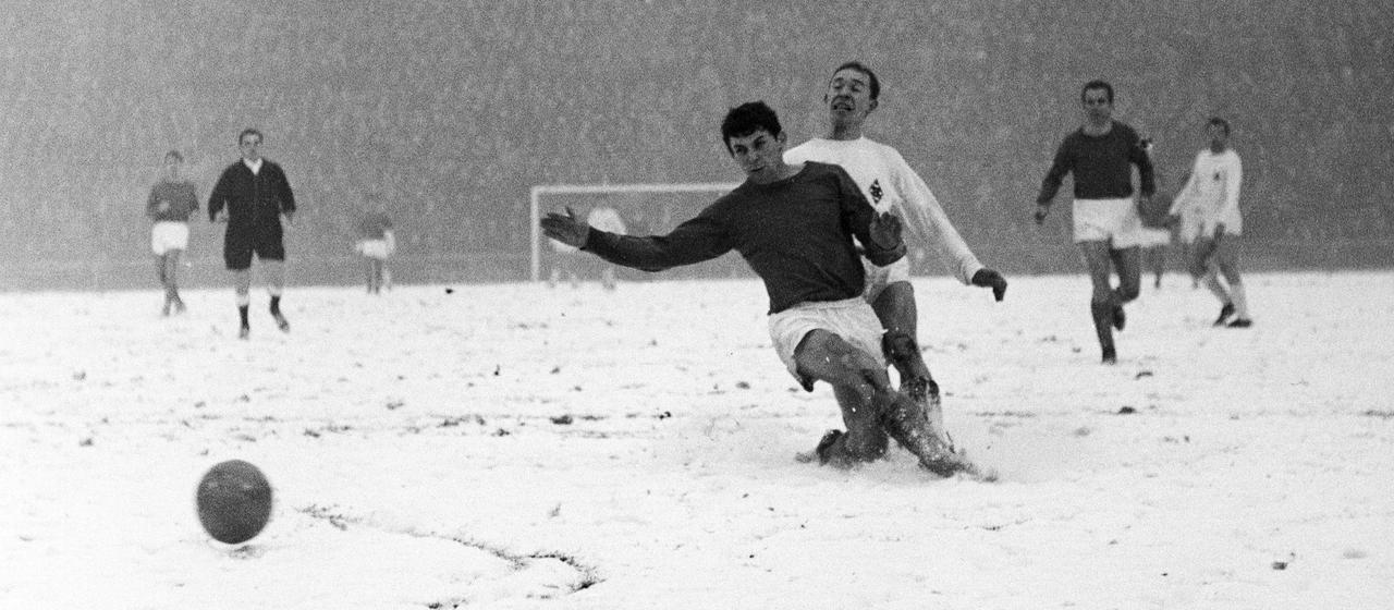 Borussia Mönchengladbach won 11-0 against Schalke 04 in a snowy spectacle on the Böckelberg in the 1966/67 season