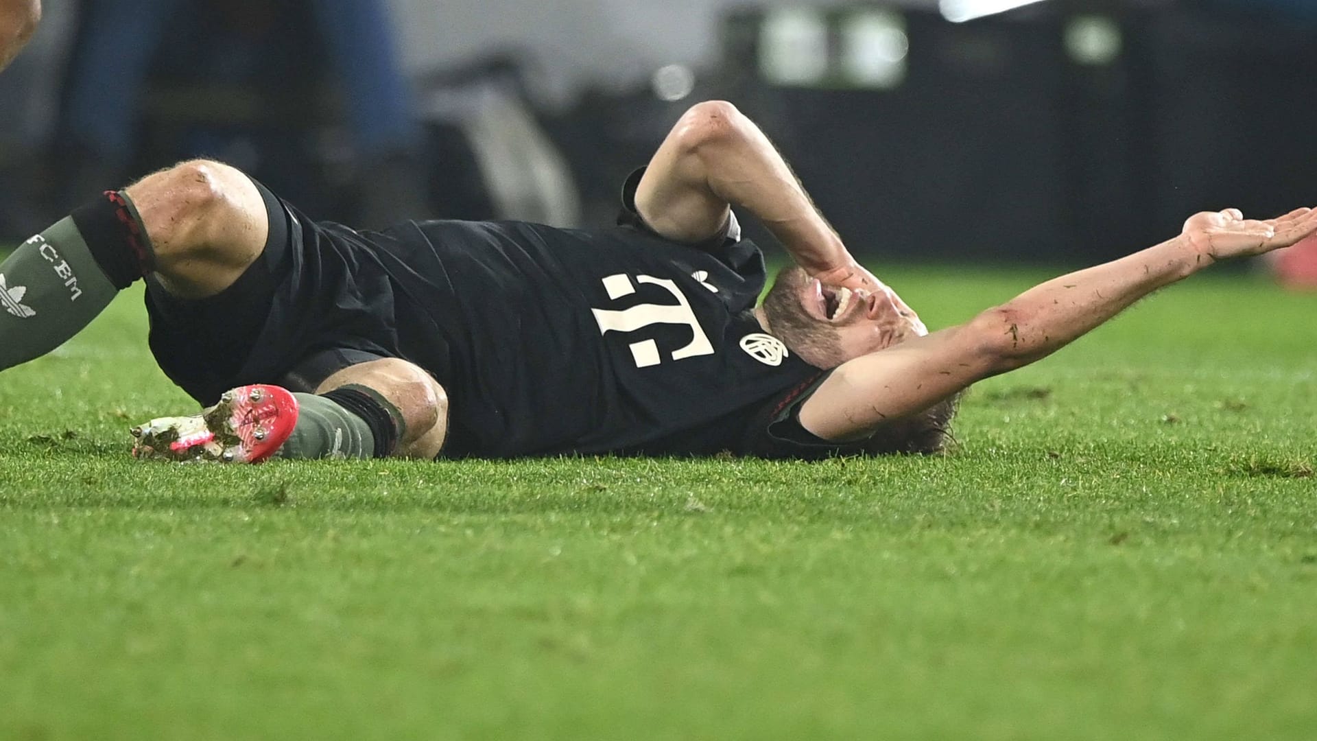 Konrad Laimer on the ground: The Austrian had to leave the pitch early.