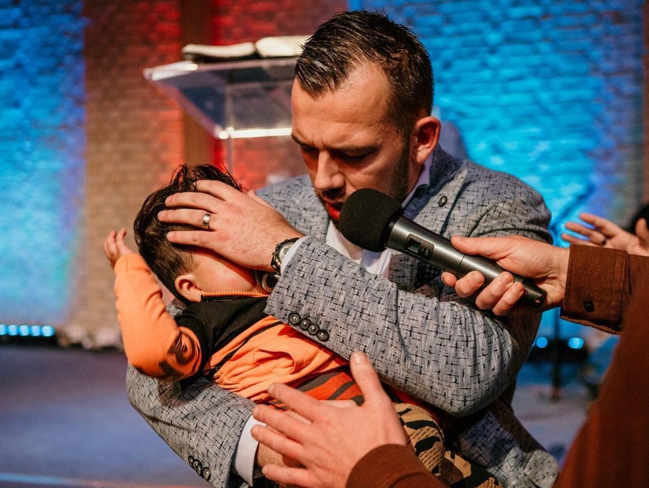 Tom de Wal during a service (Photo: Facebook Frontrunners Ministries)