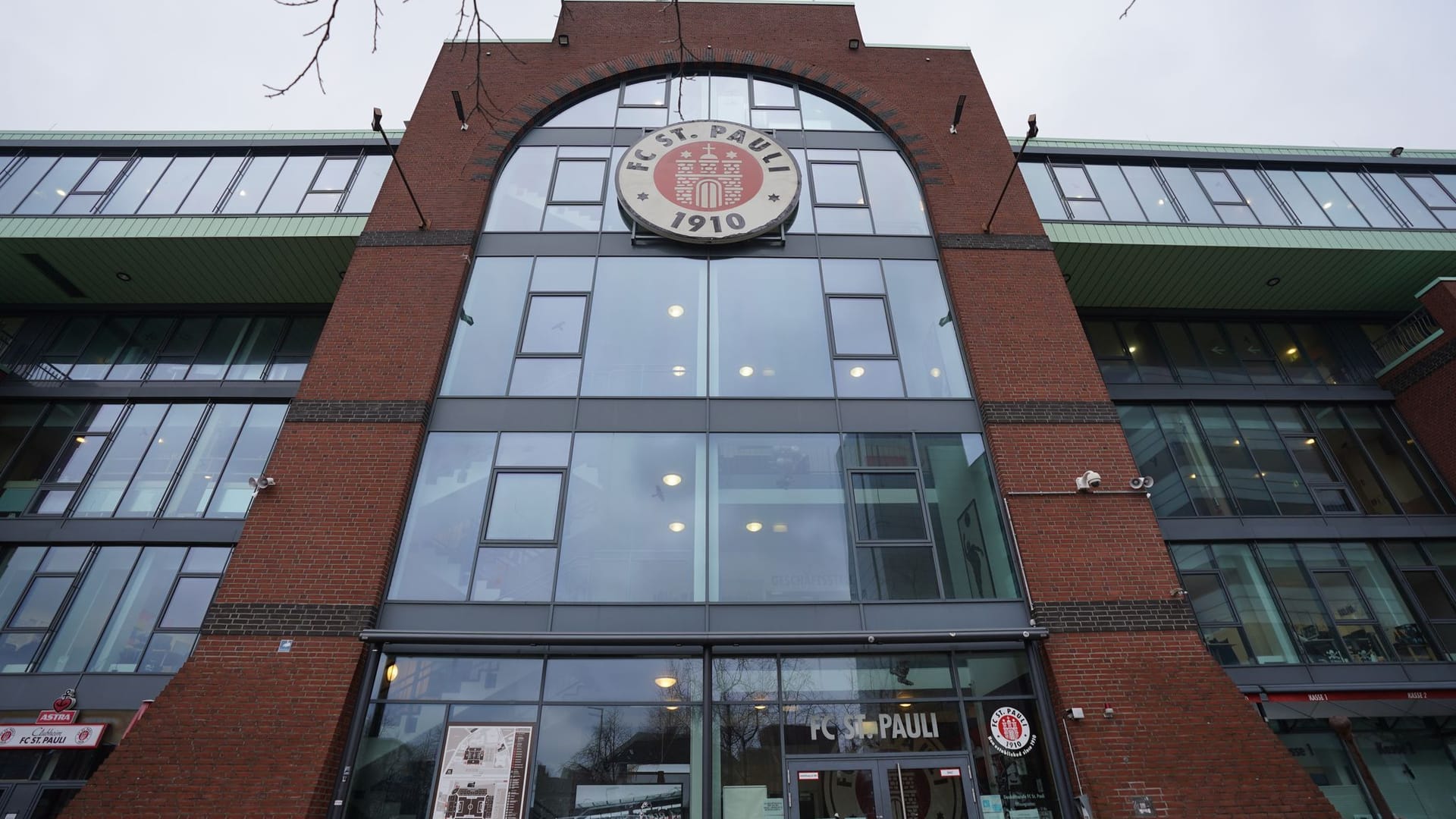 The Millerntor Stadium in Hamburg: FC St. Pauli sells tickets for the football games itself.