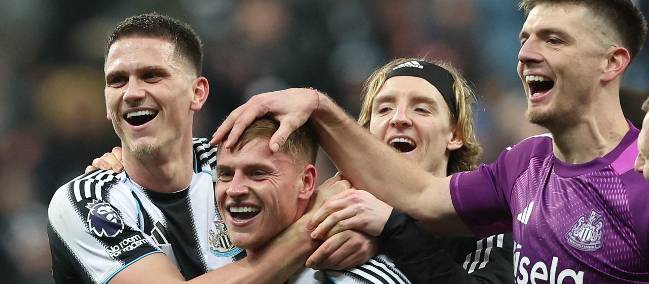 Newcastle's winning goal scorer Harvey Barnes (2nd from left) is celebrated by Sven Botman (l.), Anthony Gordon (2nd from right) and goalkeeper Nick Pope