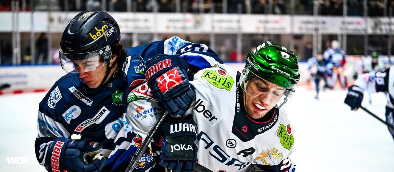 Manuel Alberg (l.) from the Iserlohn Roosters in a duel with Frederik Tiffels from the Eisbären Berlin.