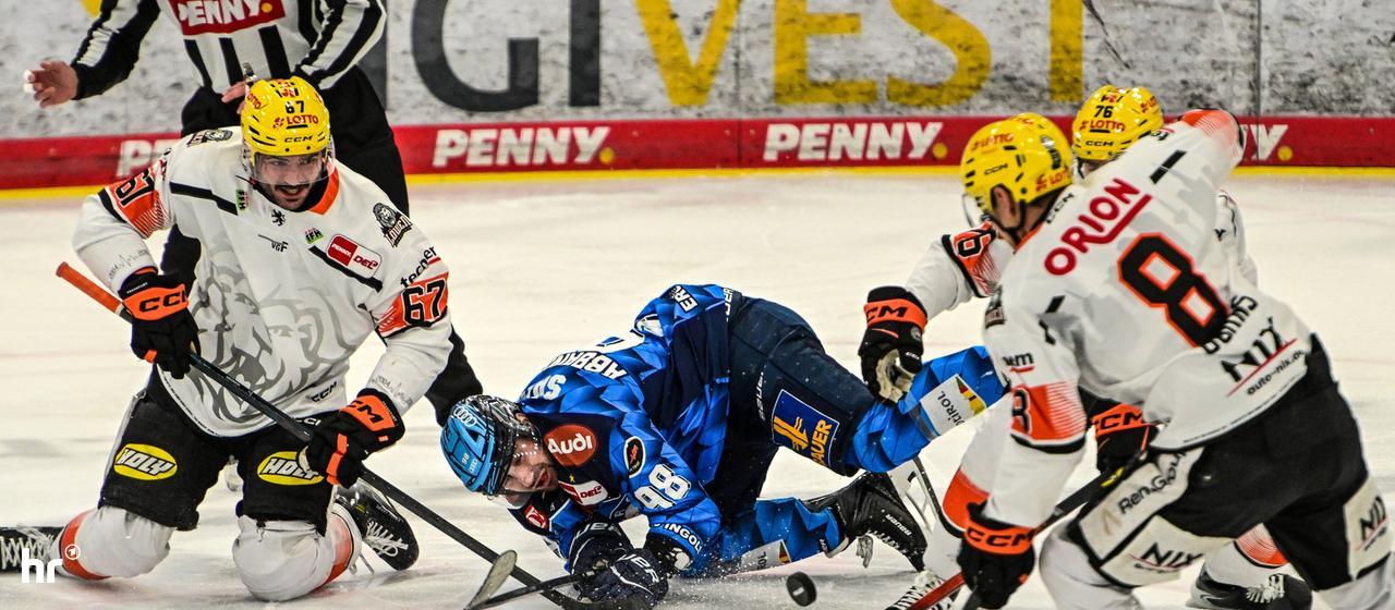 Matthew Wedman and Nathan Burns from the Löwen Frankfurt in the game in Ingolstadt