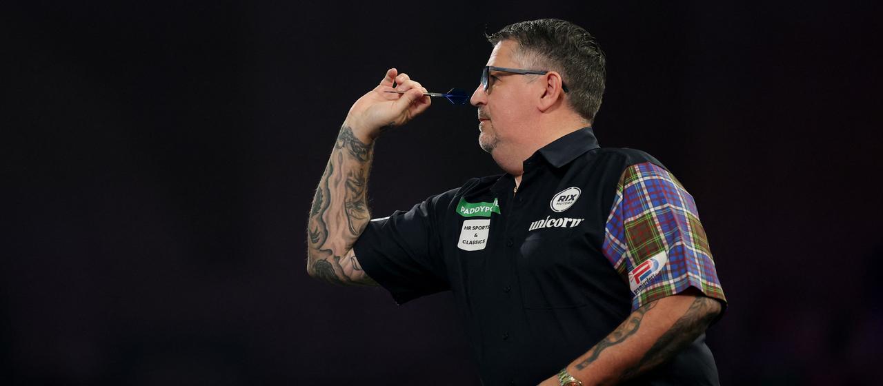 Gary Anderson playing against Justin Hood