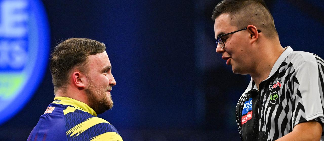 Luke Littler (l.) and Gian van Veen in Leicester on October 25