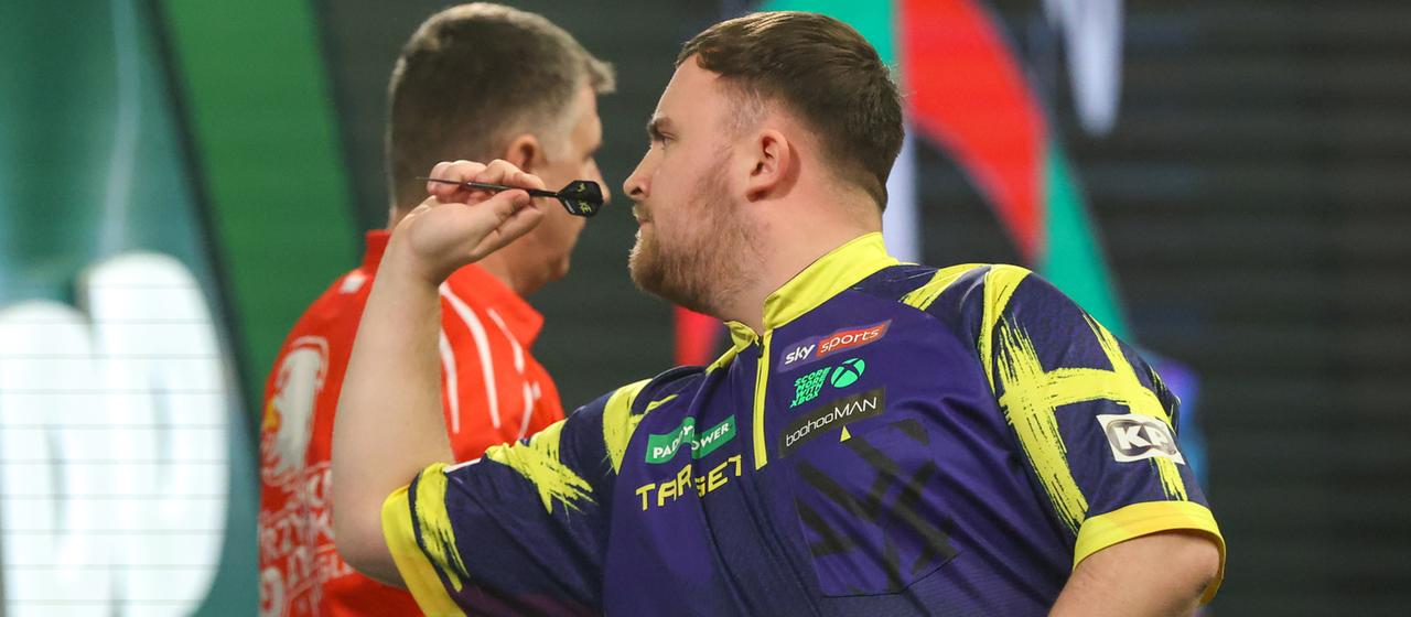   The Englishman Luke Littler (l) next to Krzysztof Ratajski from Poland
