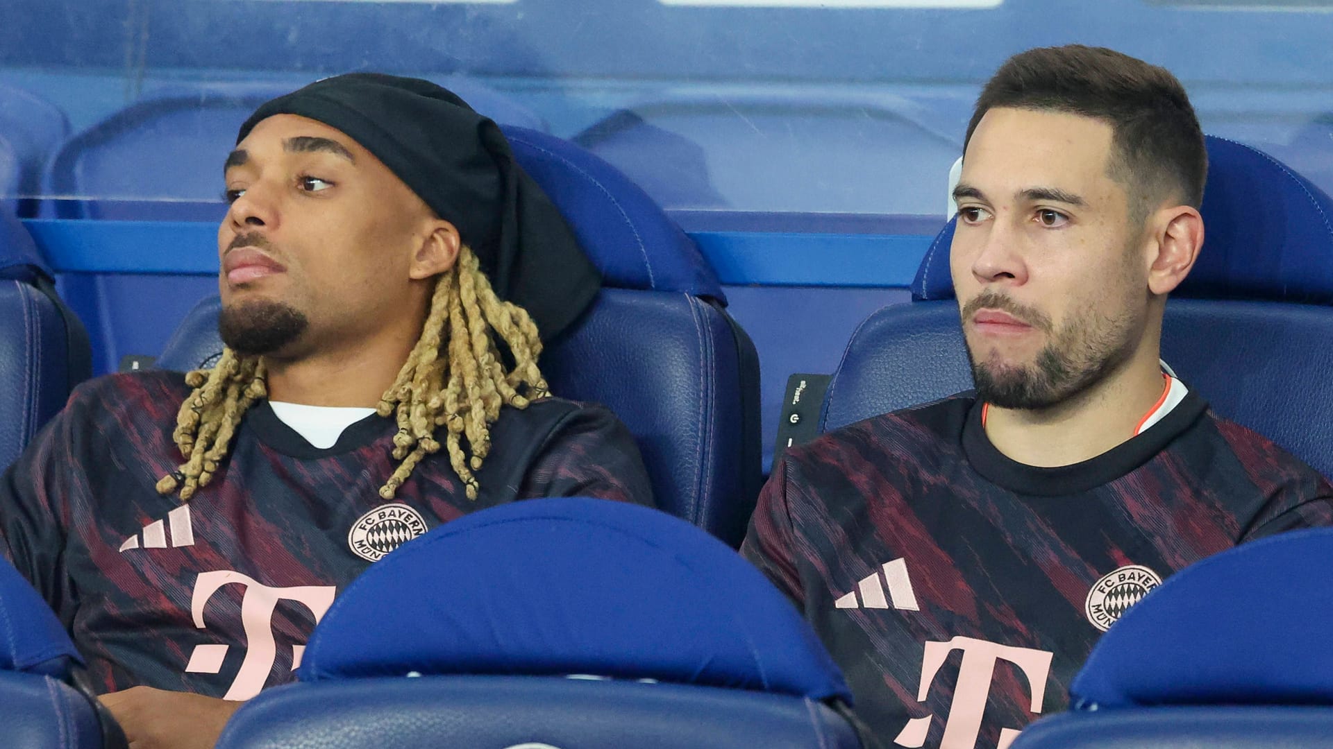 Sacha Boey (left) next to Bayern teammate Raphaël Guerreiro: Soon in a different jersey?