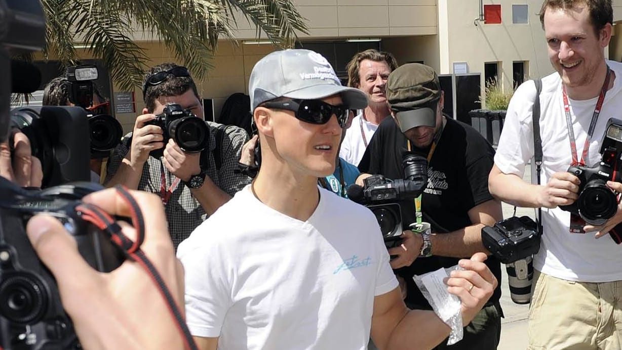 In the center of interest: Michael Schumacher surrounded by photographers in 2010.