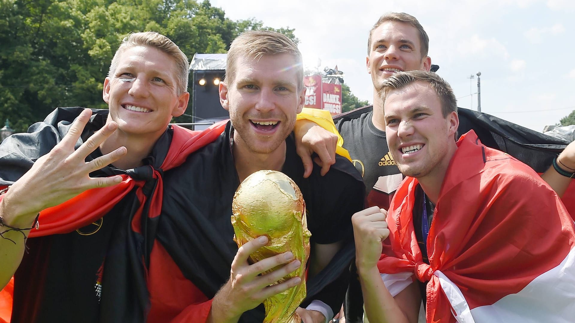Per Mertesacker (2nd from left) holds the World Cup trophy (archive photo): The 2014 world champion is resigning from his job in the Arsenal FC youth team.