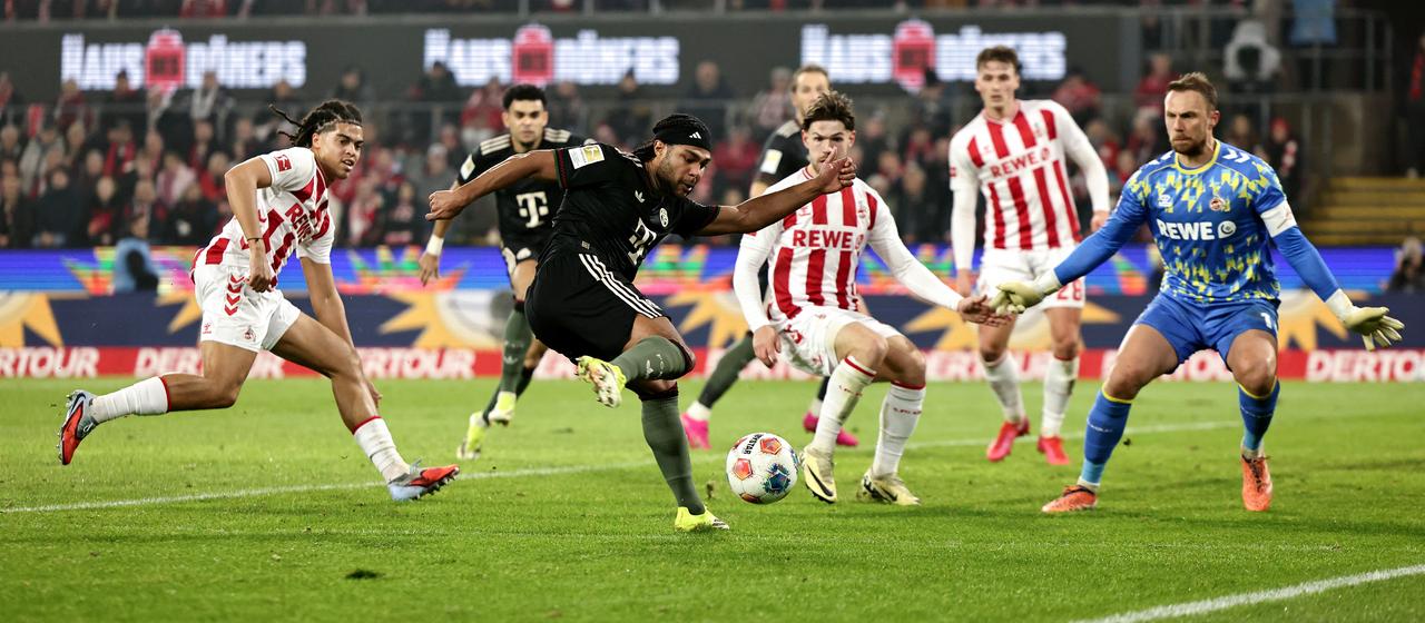 Bayern Munich's Serge Gnabry (from) overcomes Marvin Schwäbe and scores to make it 1-1