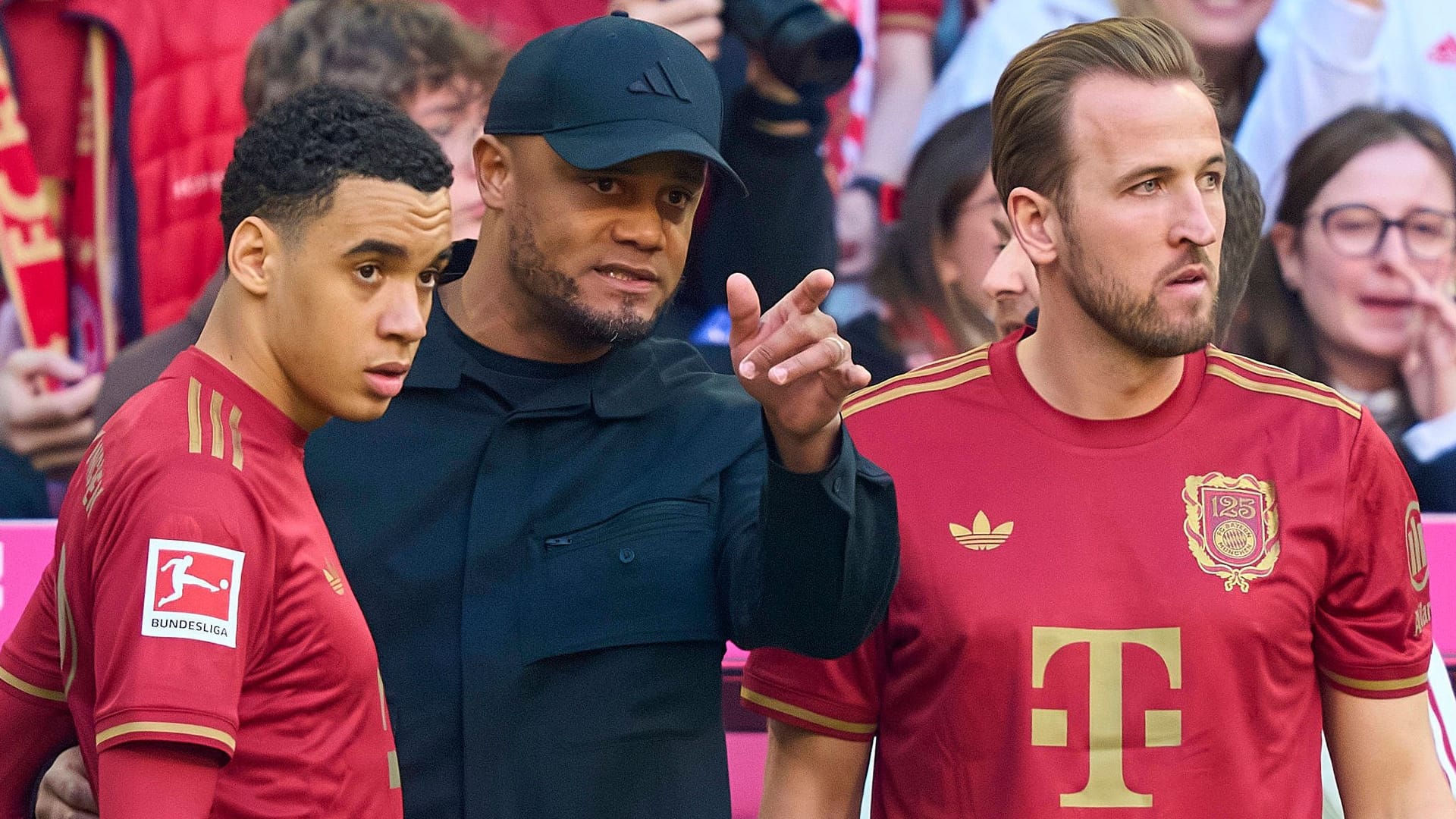 Jamal Musiala (l.) with Vincent Kompany (m.) and Harry Kane: The national player is back after an injury.