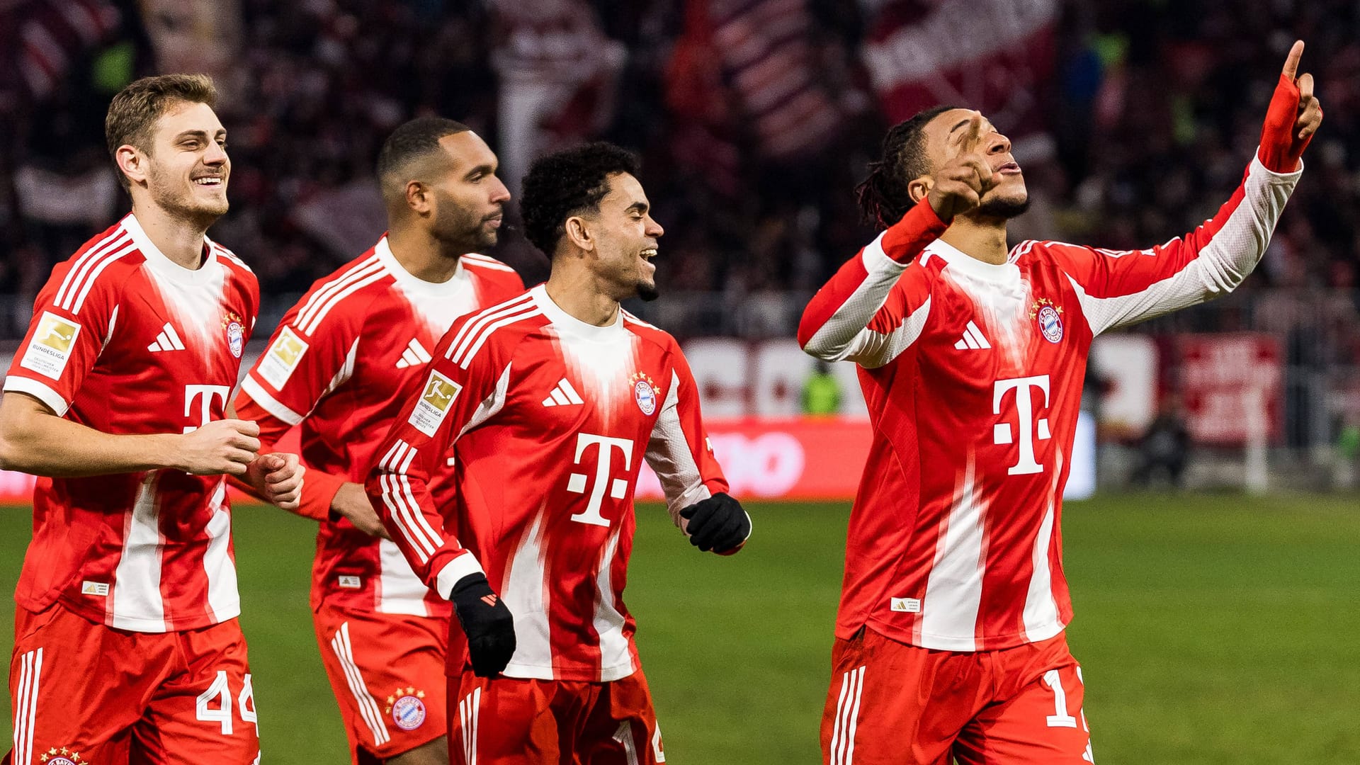 Michael Olise (r.) celebrates with his teammates: Bayern's offense showed no mercy against Wolfsburg.