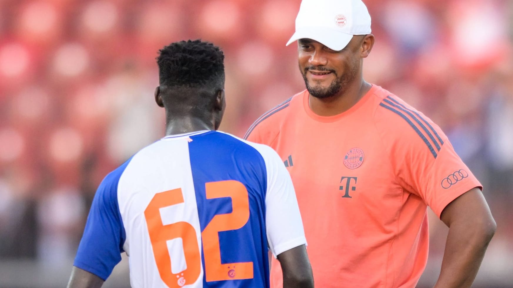 Bara Sapoko Ndiyae (l.) next to Bayern coach Vincent Kompany: He has a contract until the summer.