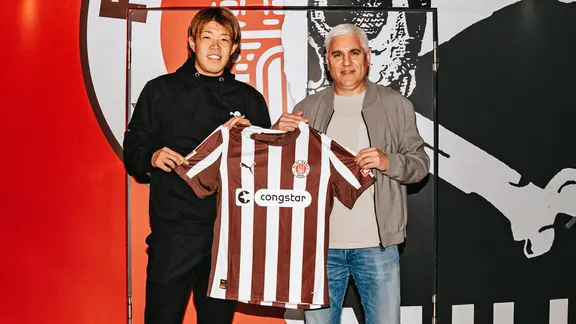 St. Pauli's new signing Tomoya Andō (l.) with sports director Andreas Bornemann