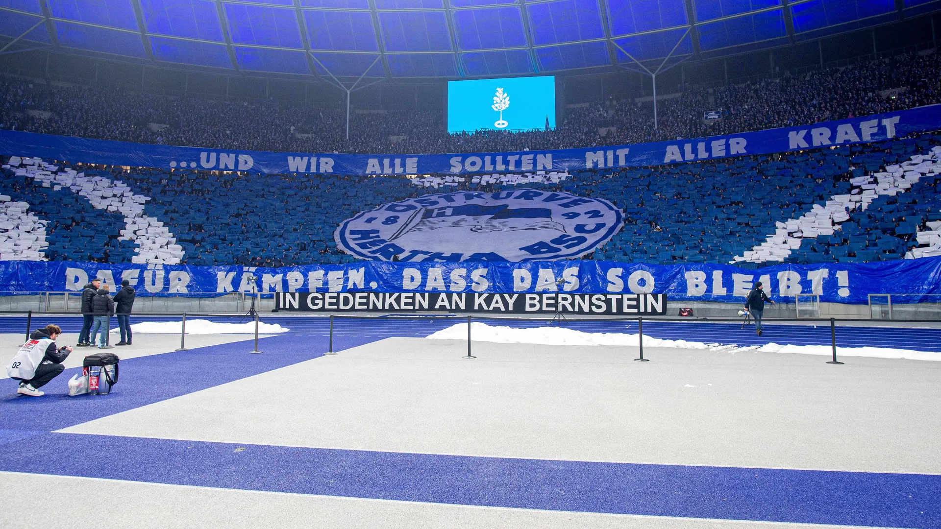 Hertha fans remember the late President Kay Bernstein: After kick-off there was collective silence in protest against the police. Hertha fans remember the late President Kay Bernstein: After kick-off there was collective silence in protest against the police.