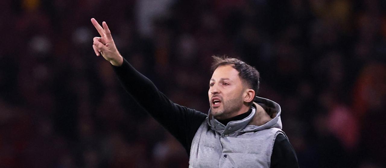 Fenerbache's coach Domenico Tedesco gives his team tactical instructions