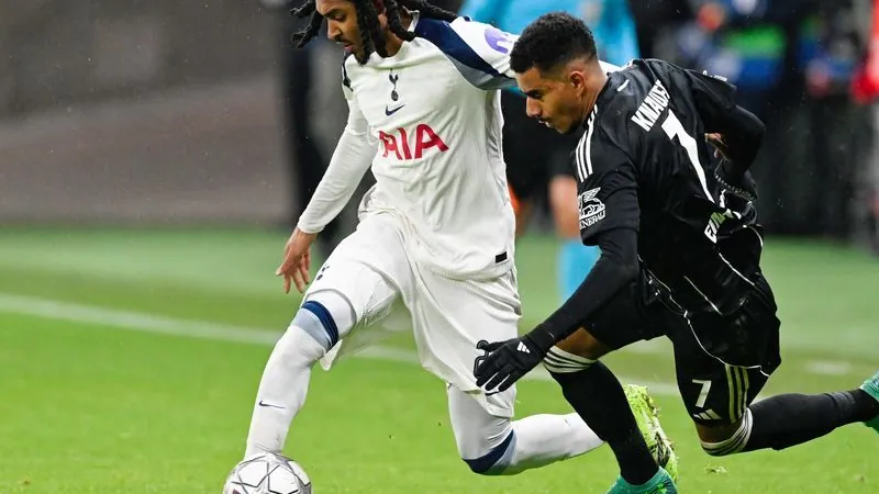 Djed Spence (l., Tottenham Hotspur) and Ansgar Knauff (Eintracht Frankfurt) fight for the ball: Eintracht said goodbye to the Champions League with a defeat. Djed Spence (l., Tottenham Hotspur) and Ansgar Knauff (Eintracht Frankfurt) fight for the ball: Eintracht said goodbye to the Champions League with a defeat.