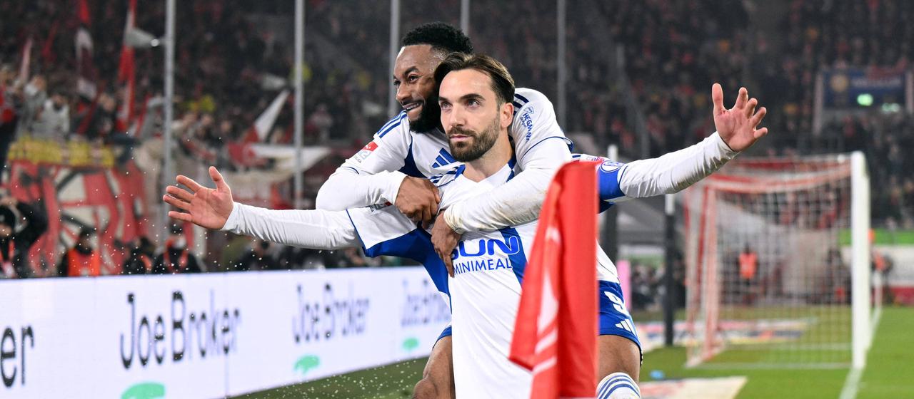 Kenan Karaman and Moussa Sylla celebrate Schalke's goal