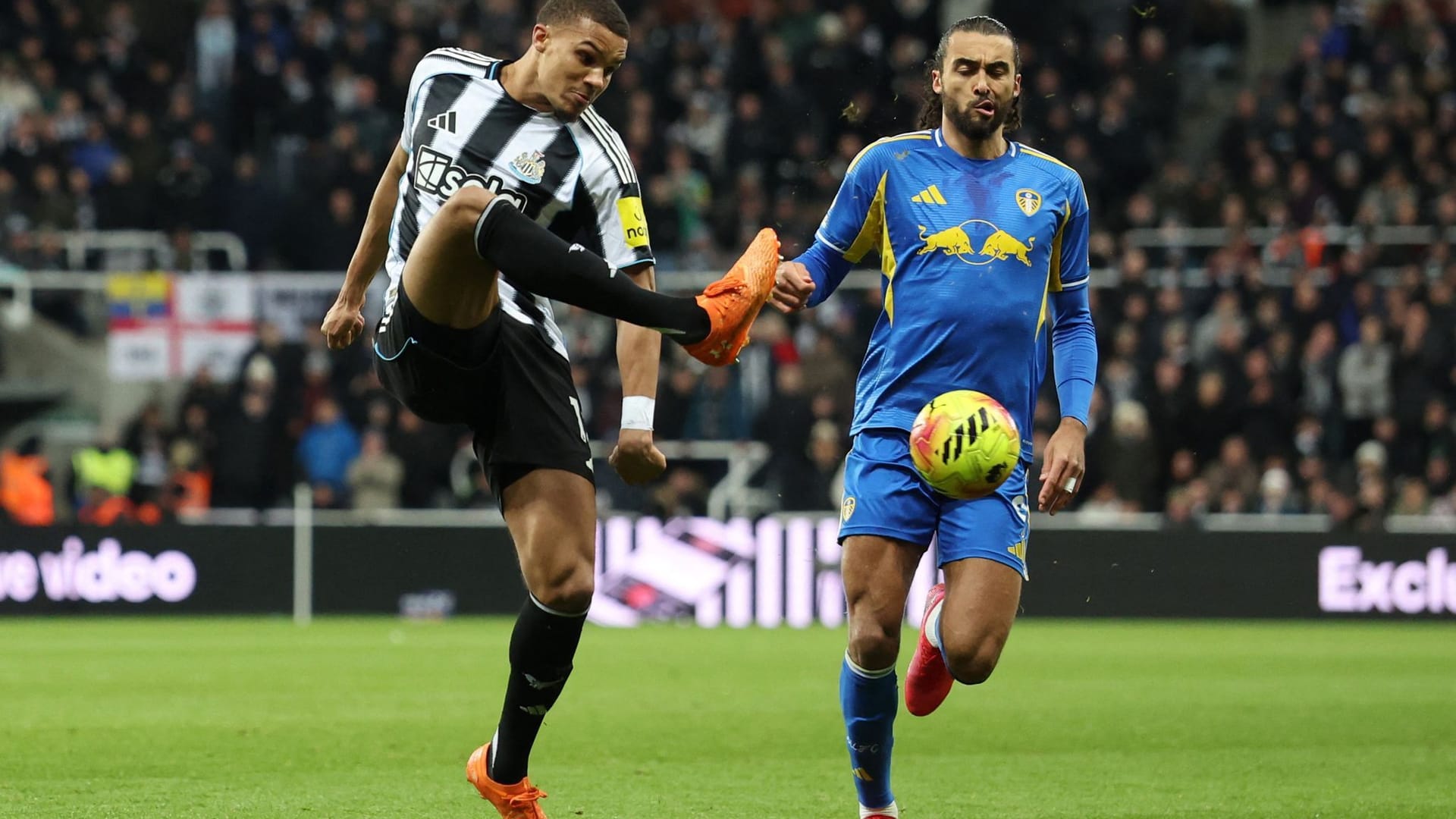 Newcastle United's Malick Thiaw in a duel with Leeds Dominic Calvert-Lewin (r.).