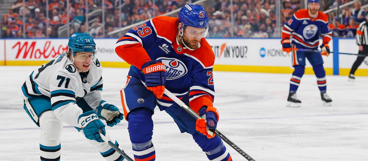 Leon Draisaitl (r.) in a duel with Macklin Celebrini (l.)