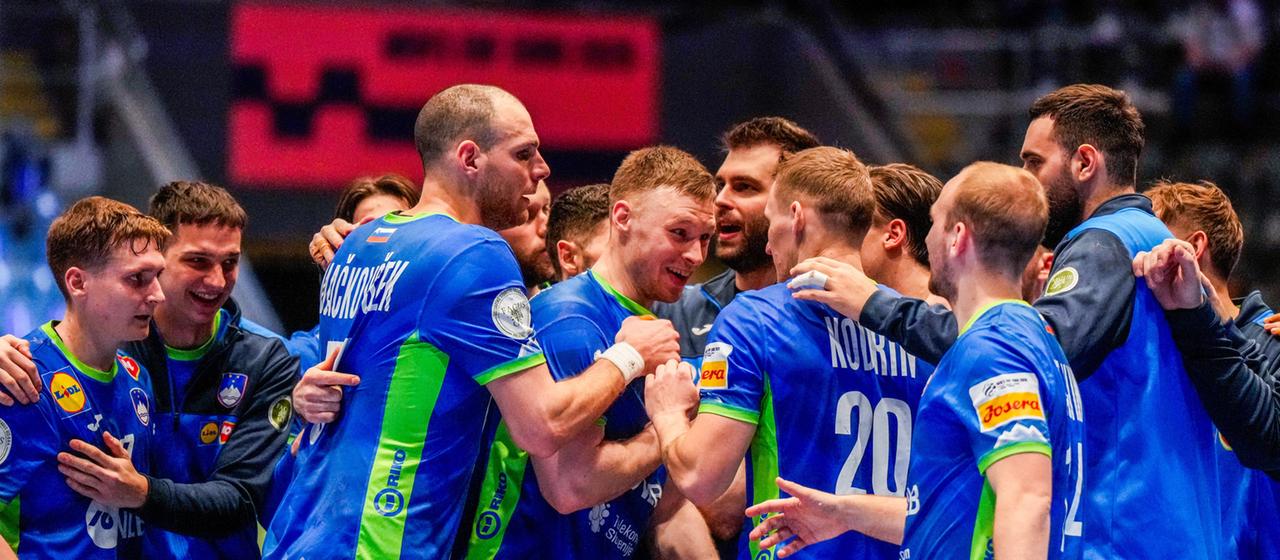 Slovenia celebrates the 41:40 win against Montenegro 