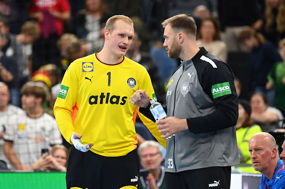 Während der Spiele tauschen sich David Späth (l.) und Andreas Wolff aus und geben sich gegenseitig Tipps