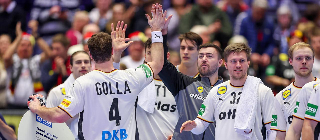 Johannes Golla high-fives his teammates